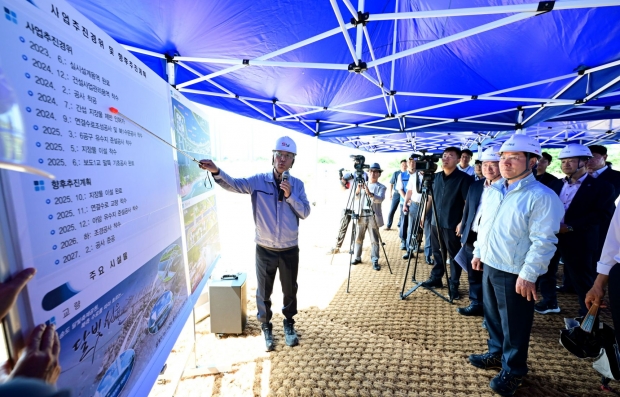 유정복 인천광역시장이 21일 송도국제도시 워터프런트 건설공사 현장을 점검하고 있다. / 인천시청