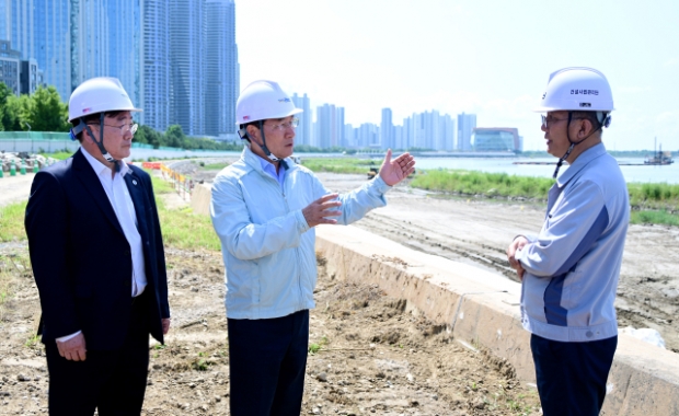 유정복 인천시장이 21일 송도국제도시 워터프런트 건설공사 현장을 점검하고 있다.