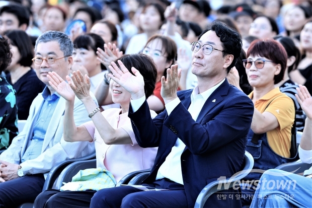 객석에서 시민들과 함께 공연을 즐기고 있는 정명근 화성특례시장 모습. /화성특례시<br>