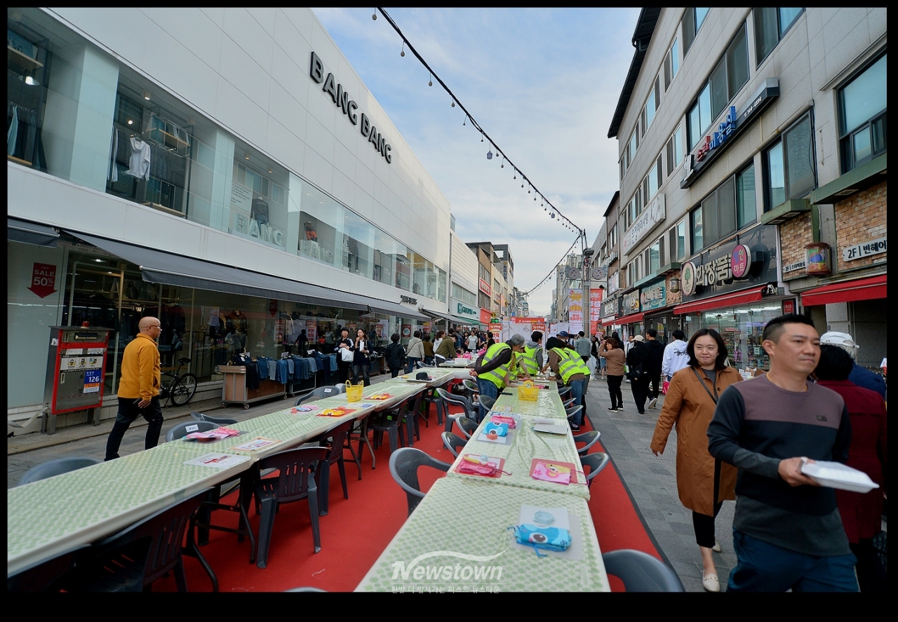 만두축제가 열리는 원주시 중앙로 현장을 돌아보다