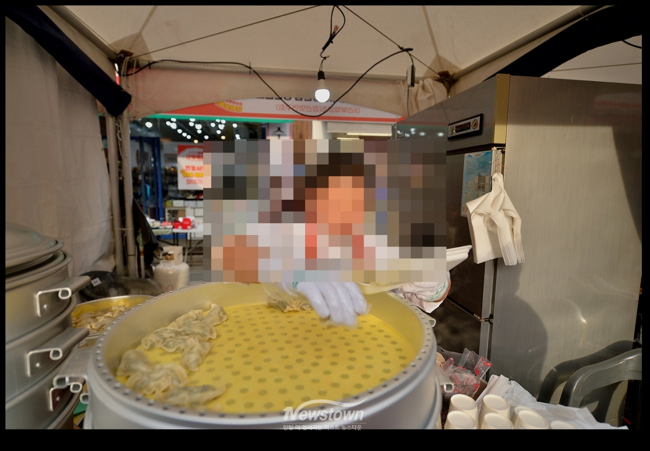 만두축제가 열리는 원주시 중앙로 현장을 돌아보다