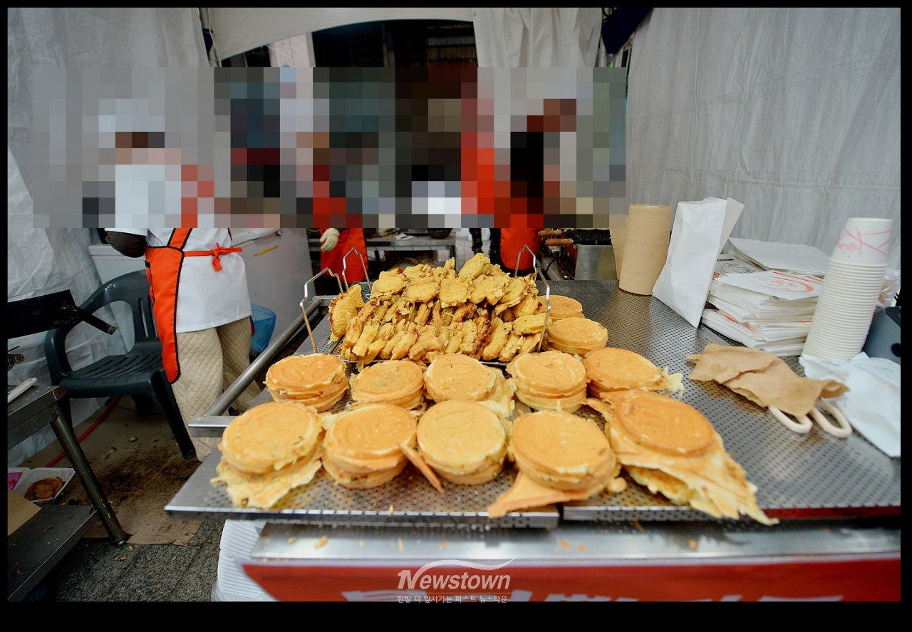만두축제가 열리는 원주시 중앙로 현장을 돌아보다