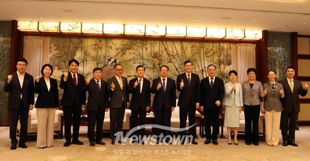 중국 출장 중인 김태흠 충남도지사가 8월 26일 상하이시청에서 궁정 상하이시장을 만났다. 도와 상하이는 지난 2008년 우호협력 관계를 맺고 다양한 분야에서 교류·협력 활동을 이어오고 있다.