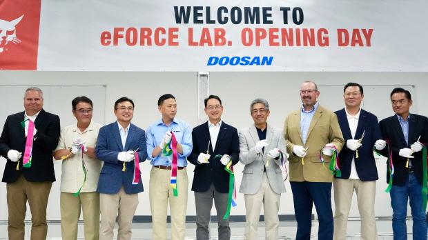 두산밥캣 배터리 팩 연구소인 ‘eFORCE LAB’ 오픈을 기념하여 주요 임원들이 리본커팅을 하고 있다. 오른쪽에서 다섯번째부터 스캇 박 두산밥캣 부회장, 박형원 두산밥캣코리아 사장.