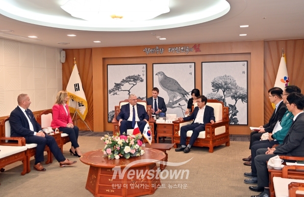 전형식 정무부지사가 8월 27일 충남도청 외부접견실에서 크시슈토프 그라보프스키 폴란드 비엘코폴스카주 부주지사와 만나 양 지역 교류 강화를 위한 다양한 의견을 나눴다.