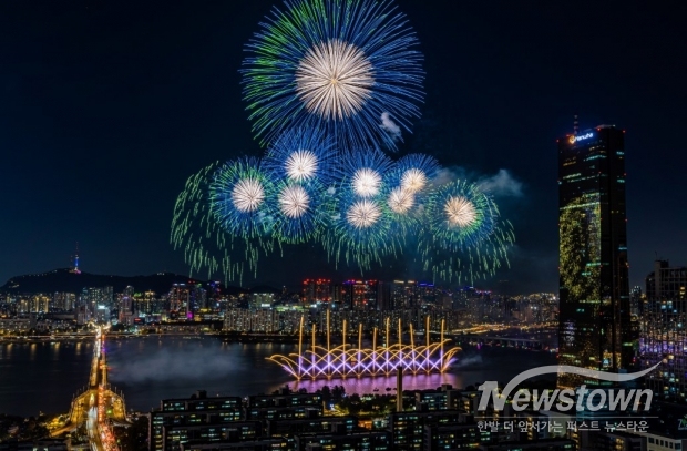  2024년 한화와 함께하는 서울세계불꽃축제에서 선보인 ㈜한화의 불꽃<br>