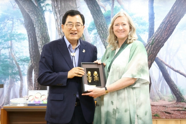 주낙영 경주시장이 1일 경주시장실에서 던 베넷 주한뉴질랜드 대사를 접견한 후 기념촬영을 하고 있다.