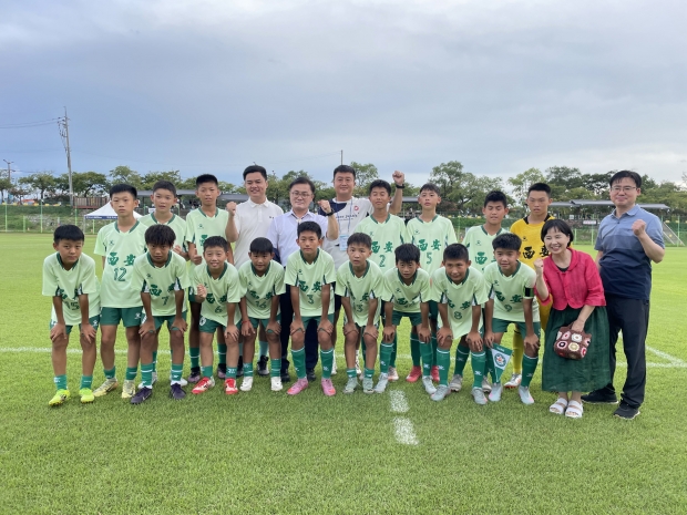송호준 경주부시장(뒷줄 왼쪽 다섯 번째)이 지난 1일 알천구장에서 일본 나라시 유소년 축구 선수단과 기념촬영을 하고 있다.