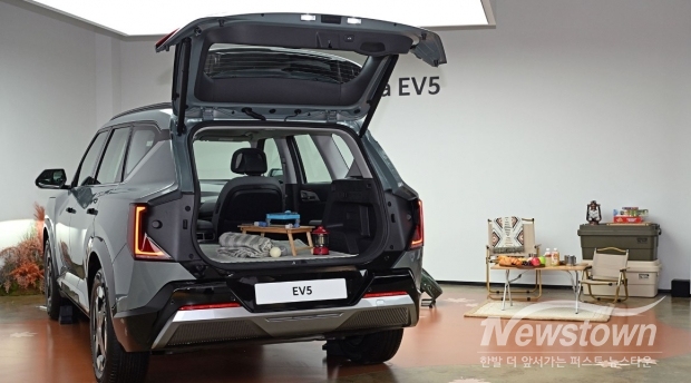 EV5 미디어데이 행사장에 캠핑 컨셉트로 전시된 EV5 /사진=기아 제공