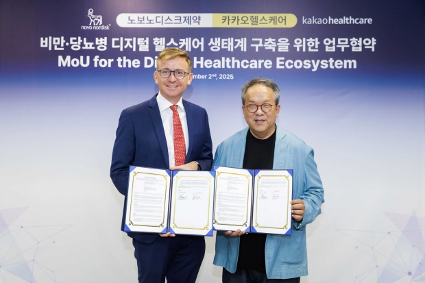 카카오헬스케어와 글로벌 제약사 한국 노보노디스크제약이 2일 서울 송파구 한국 노보노디스크제약 본사에서 비만∙당뇨병 환자를 위한 디지털 헬스케어 생태계 구축을 목표로 전략적 업무협약을 체결했다. (왼쪽부터) 캐스퍼 로세유 포울센 한국 노보노디크제약 대표와 황희 카카오헬스케어 대표