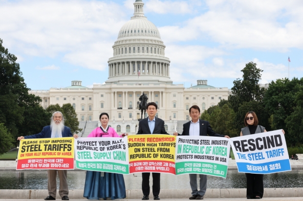 이강덕 시장은 지난 1일에 이어 버지니아한인회(회장 김덕만)와 국회의사당 앞에서 한국 철강업계의 입장을 알리는 현장 행보를 이어가며, 철강산업의 절박한 현실을 미국 사회에 직접 전했다.