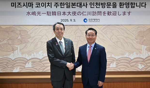 유정복 인천광역시장이 3일 시청 대접견실에서 미즈시마 코이치 주한일본대사를 접견하고 기념촬영을 하고 있다.