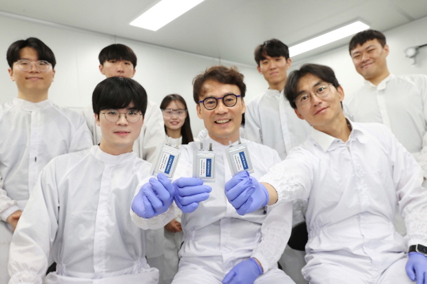 (앞줄 왼쪽부터) 생명화학공학과 권혁진 박사과정, 김희탁 교수, 기계공학과 김성수 교수