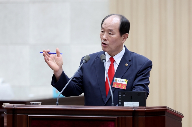 윤재상 인천시의원 시정질의 모습