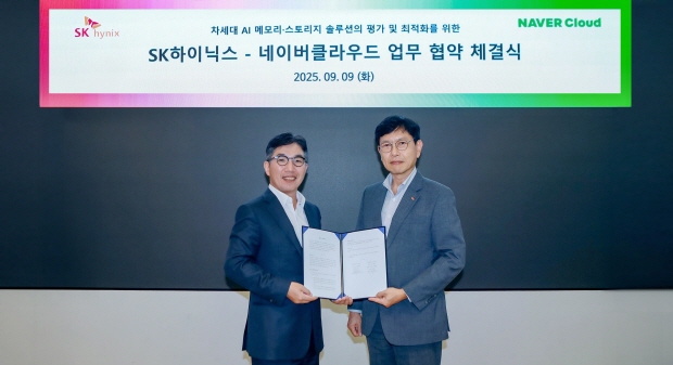 SK하이닉스-네이버클라우드 MOU 체결 (오른쪽  SK하이닉스 안현 개발총괄 사장, 왼쪽 네이버클라우드 김유원 대표이사 사장)