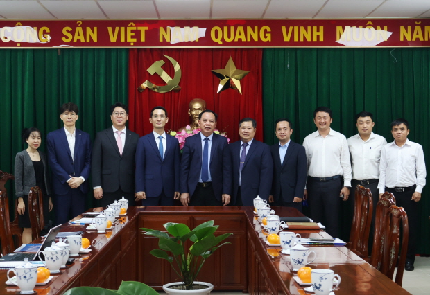 대한전선과 동나이성 관계자가 기념 촬영을 하고 있다.(좌 두번째부터 대한비나 최승호 법인장, 대한전선 경영기획실 김응서 상무, 대한전선 경영총괄 김준석 부사장, 동나이성 보 탄 둑 성장)