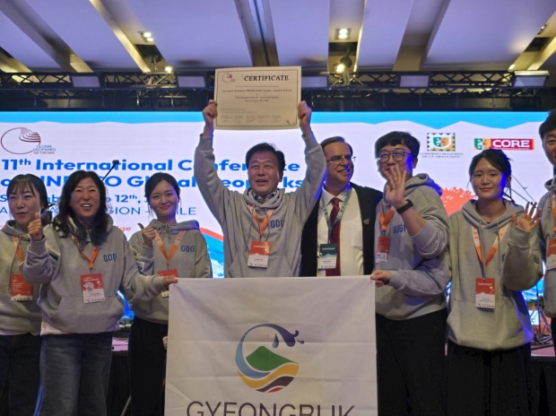 지난 10일(현지시각) 칠레 테무코에서 열린 제11회 세계지질공원네트워크 총회에서 경북 동해안 지질공원 대표단이 유네스코 세계지질공원 인증서를 받은 뒤 기념촬영을 하고 있다(왼쪽에서 네 번 째 김홍근 경주시 환경정책과장)