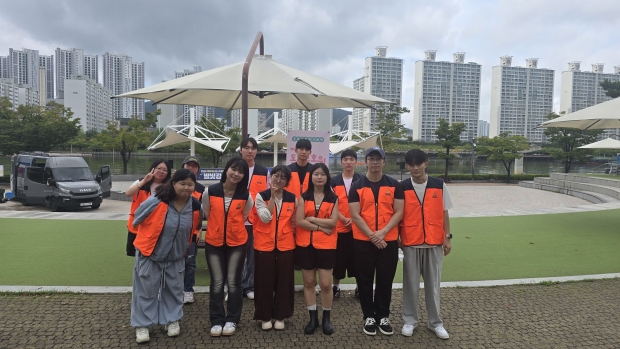 부산경상대학교, 동명대학교, 세연고등하교 학생들이 봉사활동 후 단체사진