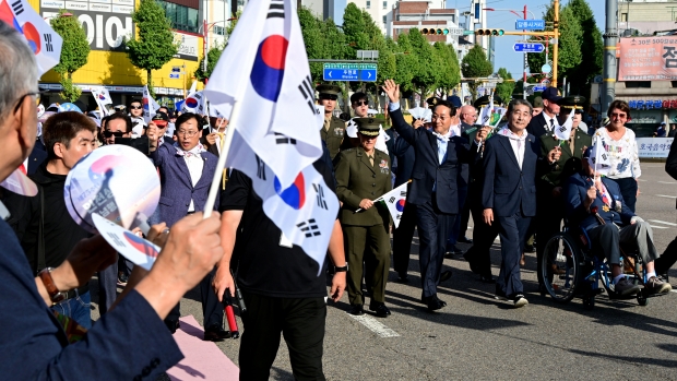 유정복 인천광역시장이 14일 동인천역 남광장에서 중구청까지 제75주년 인천상륙작전 기념 거리퍼레이드를 하고 있다.