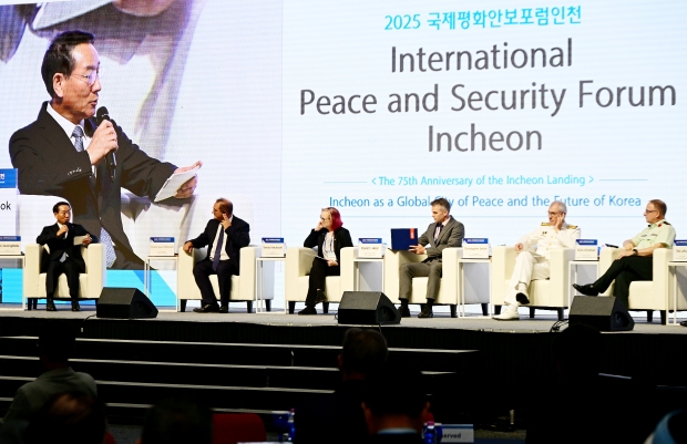 유정복 인천광역시장이 15일 송도컨벤시아에서 열린 '2025 국제평화안보포럼인천'에서 '75년 전 연대, 지속가능한 협력과 미래지향적 평화'를 주제로 리더세션을 진행하고 있다.