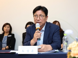 최교진 신임 사회부총리 겸 교육부장관을 만나 인천 특수교사의 순직 인정을 위한 정부의 적극적인 관심과 협조를 요청하고 있는 도성훈교육감