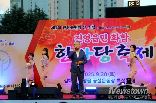 제1회 진영읍민의 날 기념 ‘한마당 축제’ 에서 류명렬전의장이 특별출연으로 열창하고있다.