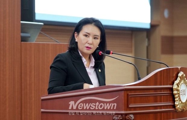 아산시의회 신미진 의원이 9월 22일 제262회 임시회 제2차 본희의에서 시정질문을 통해 “공동주택과 공영주차장 태양광 설비 설치 및 관리 계획을 점검하고, 시민 안전을 최우선으로 하는 종합적 관리 방안을 마련해야 한다”고 촉구했다.
