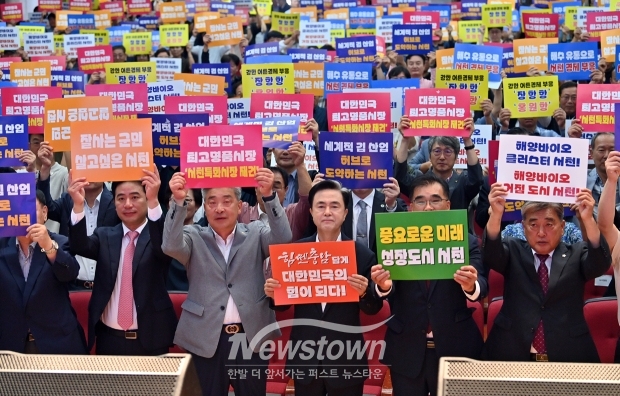 김태흠 충남도지사가 9월 22일 민선8기 4년 차 시군 방문 다섯 번째 일정으로 서천군을 찾아 도민과 직접 소통하며 지속 가능한 미래 발전 방안을 논의했다.