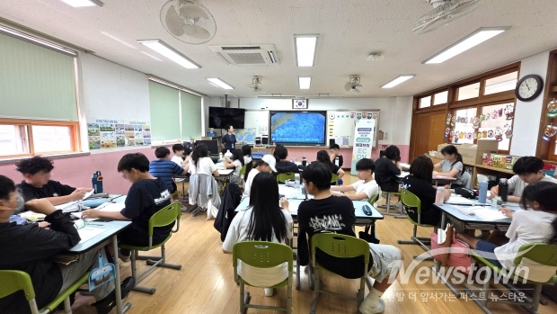 김해시청소년센터가 융합형 환경 봉사 프로그램으로 아이들에게 설명하고있는 모습./김해시