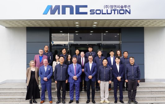 엠앤씨솔루션 임직원, 한화호주법인 前CEO Dean Michie, 호주 빅토리아주 산업 ∙ 첨단제조부장관 Colin Brooks, 호주 CTS社 CEO Nick Williams 외 다수