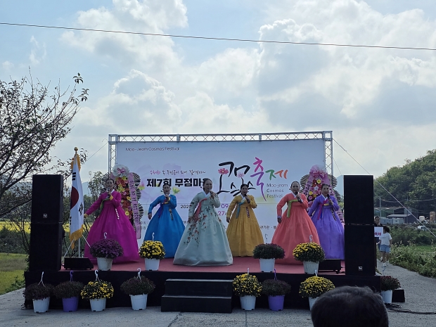 창원특례시 의창구 동읍 제7회 무정마을 코스모스 축제로 지역을 알리는데 역할을 톡톡히 하며 27일 개막식에 김종양 국회의원 김우진시의원.의창구 서정국청장. 지역 단체장 등 많은 시민이 참석한 가운데 개막식을 가졌다/차재욱 기자