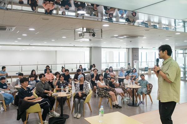 인기 웹툰 '닥터 프로스트'의 이종범 작가와의 토크콘서트 진행 모습 / 부천시청