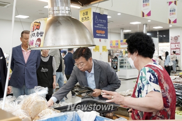 신상진 성남시장이 29일 추석을 앞두고 중앙공설시장을 방문해 김을 구매하고 있다./성남시