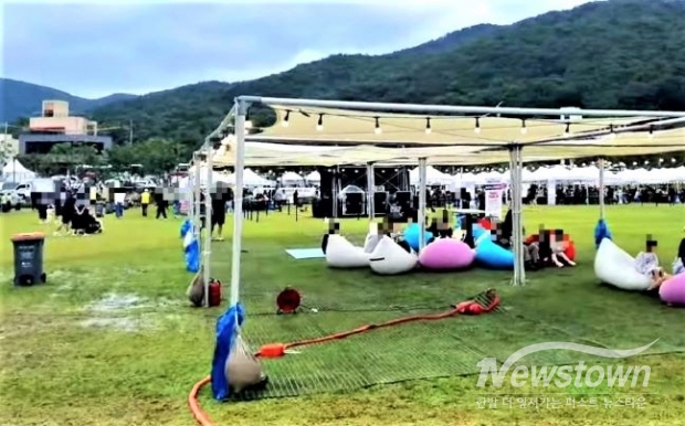 양수기로 물을 퍼내고 있는 의왕백운호수 잔디광장 축제현장(유튜브 채널 질풍가도 캡처) /한채훈 의원<br>