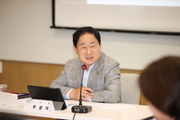 회의 주재하고 있는 주광덕 남양주시장