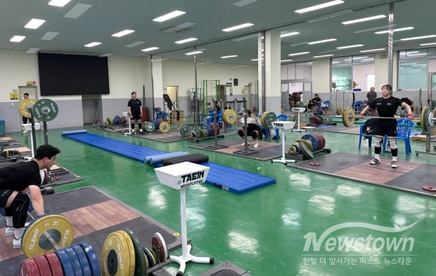 김해시청 직장운동경기부, 전국체전 대비 전지훈련 역도단 사진