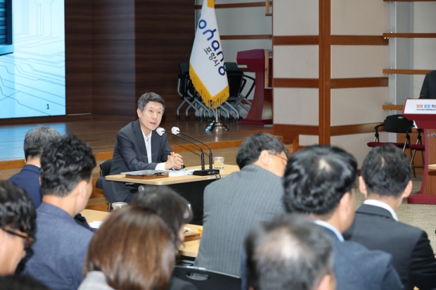 이강덕 포항시장이 1일 시청 대회의실에서 10월 확대간부회의를 주재하며 추석 연휴를 맞아 민생 안정과 지역 경제 활성화를 위해 현안 업무에 만전을 기해 줄 것을 당부했다.