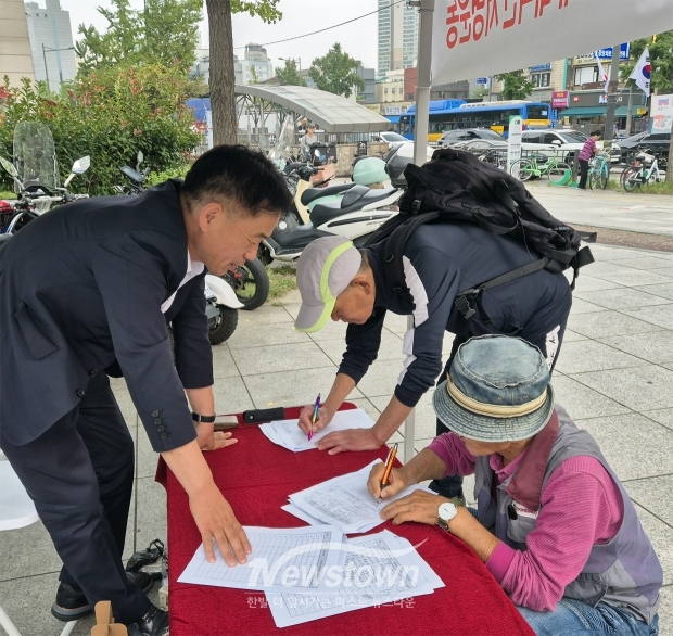 서울 동묘역앞 10번 출구에서 ‘사법파괴 법원장악 반대 대국민 서명운동’에 나선 이시훈 구의원
