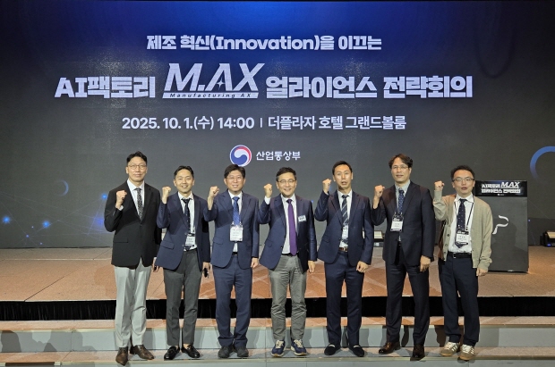 사진설명 : 10월 1일 서울특별시 중구 더플라자호텔에서 개최된 「AI 팩토리 M.AX 얼라이언스 전략회의」에서 방산부문 참여기업 관계자들이 기념촬영을 하고 있다. (좌측부터 원프레딕트 성인채 책임, 구미전자정보기술원 김윤갑 책임, 유일로보틱스 윤진현 PL, 원프레딕트 윤병동 대표, 탑엔지니어링 손세호 상무, 경운대학교 김재열 교수, 애자일소프트웨어 정성헌 대표)