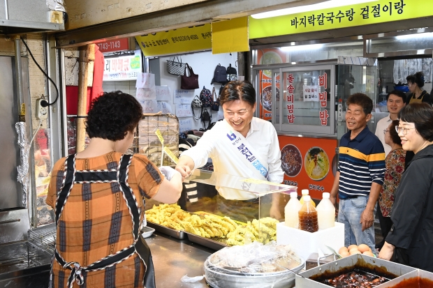 지난 1일 조용익 부천시장이 원미종합시장을 방문해 시장 상인들을 격려했다. / 부천시청
