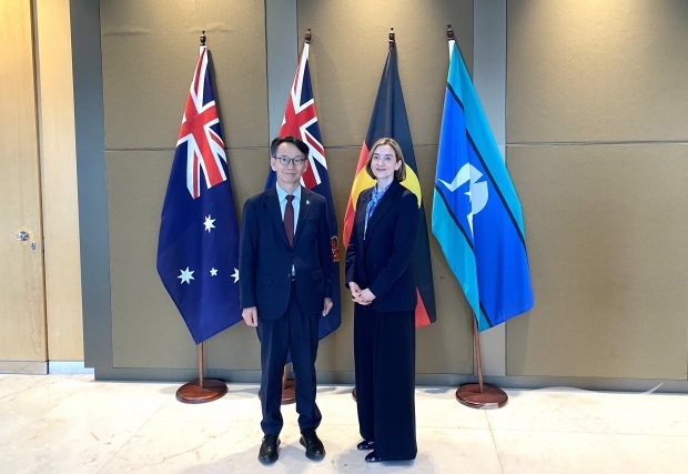 빅토리아투자청에서 무역담당실장 피오나레토스와 기념촬영/경상남도청