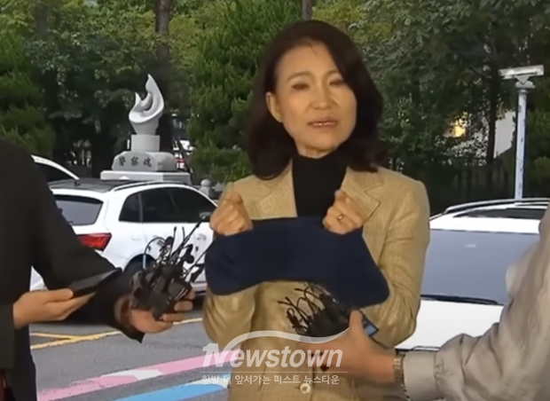 2일 자택에서 전격 체포되어 경찰서에 도착한 후 수갑 찬 손을 들어 올리며 기자들에게 답하는 이진숙 전 방송통신위원장/채널A 뉴스 캡처