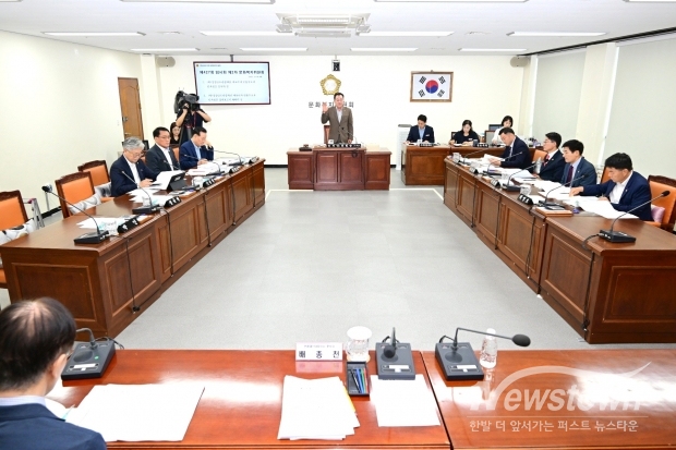 경남도의회에서 16일 제427회 임시회 제2차 회의에서 (재)경남관광재단의 대표이사 최종 임용후보자로 선정된 배종천 후보자의 자질을 놓고 의원들이 검증을 벌였다./도의회