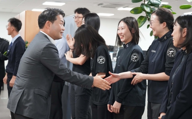 새로 부임한 박헌 인천공항본부세관장이 15일 직원들과 첫인사를 나누고 있다.
