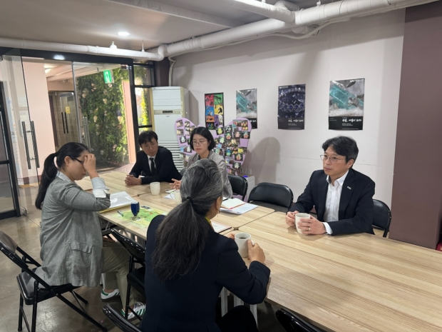 홍지선 부시장이 프라움악기박물관 전시를 관람하고 있다.