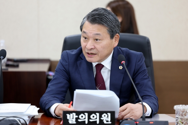 인천시의회 김유곤 의원 결의문 발의 모습