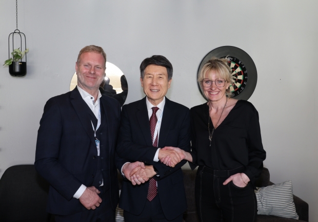 왼쪽부터 콜벳 오타손 프로페 그라나플사 대표, 이강덕 포항시장, 헤미다 뵤르그 힐미스도티르 레이캬비크 시장