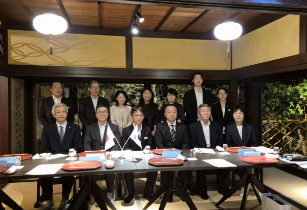 지난 16일 우에마츠 카즈히로 카가와현 지사공실장 주재 환영 만찬 현장, 카가와현, 칸온지시,  사누키시 관계자와 1900년대 초 구룡포에 이주한 어부의 친족들도 참석했다.