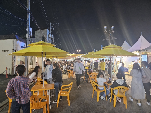 2024 황금카니발 맥주페스티벌(맥주와 먹거리를 즐기는 방문객들의 모습)