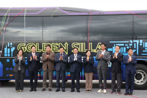 ‘Golden Silla – XR버스’ 앞에서 열린 오픈 세리머니에서 주낙영 경주시장과 이철우 경북도지사 등 참석자들이 출범을 축하하며 박수를 치고 있다.